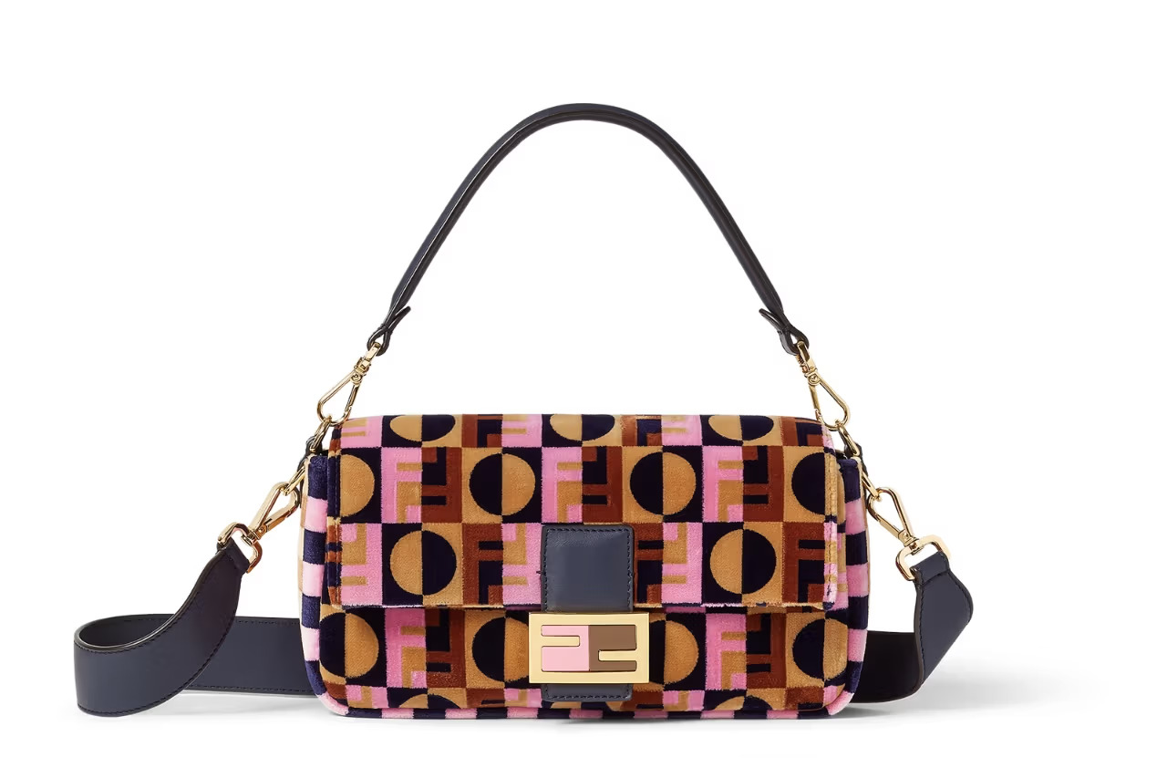 Fendi Baguette x Emily in Paris torba 2 Stigla je kultna Fendi torba u novom ruhu, inspirisana serijom Emily in Paris