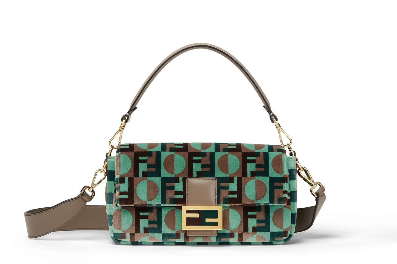 Fendi Baguette x Emily in Paris torba Stigla je kultna Fendi torba u novom ruhu, inspirisana serijom Emily in Paris