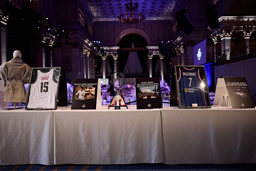 SPG2025 Auction Items on Display at the Gala Aukcijski predmeti istaknuti na Gala večeri PHOTO BY GABRIELE DI MARTINO 1 Ekskluzivno: U Njujorku održana 5. Srpska filantropska gala
