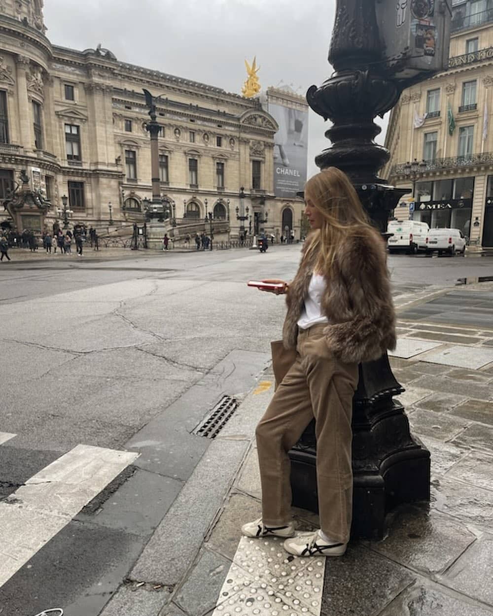 Ove zime nosimo somotske pantalone i patike, a evo i kako SnapInsta.to 403800100 1824032364681742 4164451057045459548 n min Ove zime nosimo somotske pantalone i patike, a evo i kako