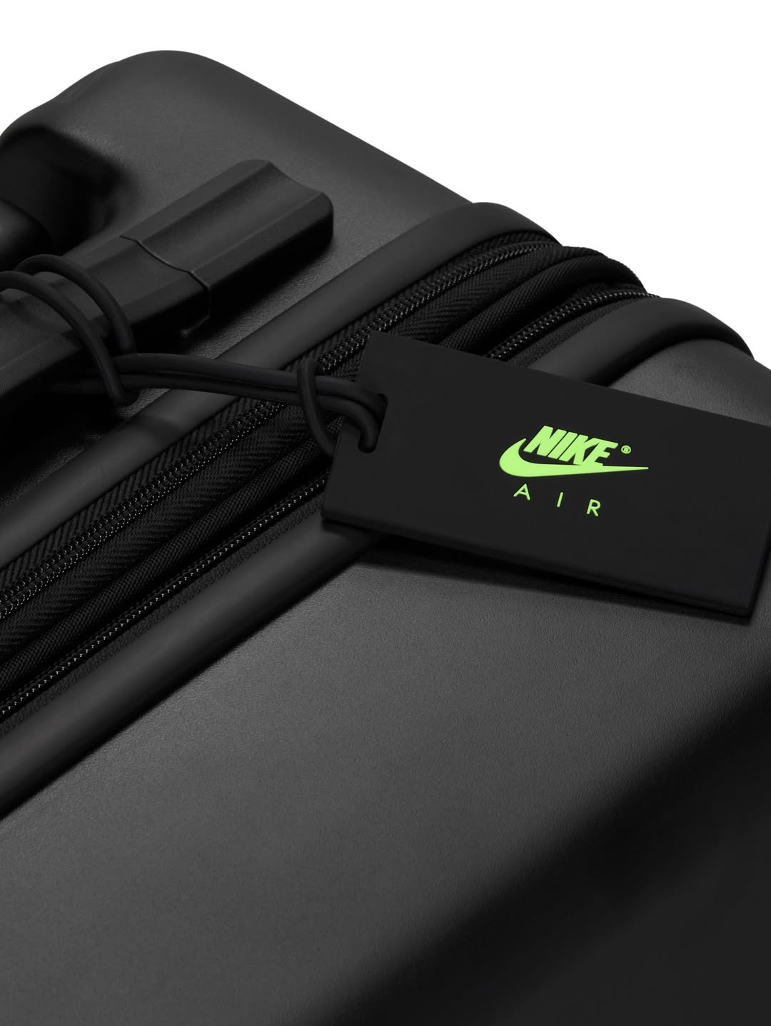 SnapInsta.to 603908691 18067837292408149 2475474352948484960 n Nike je lansirao kolekciju kofera   baš na vreme za praznična putovanja