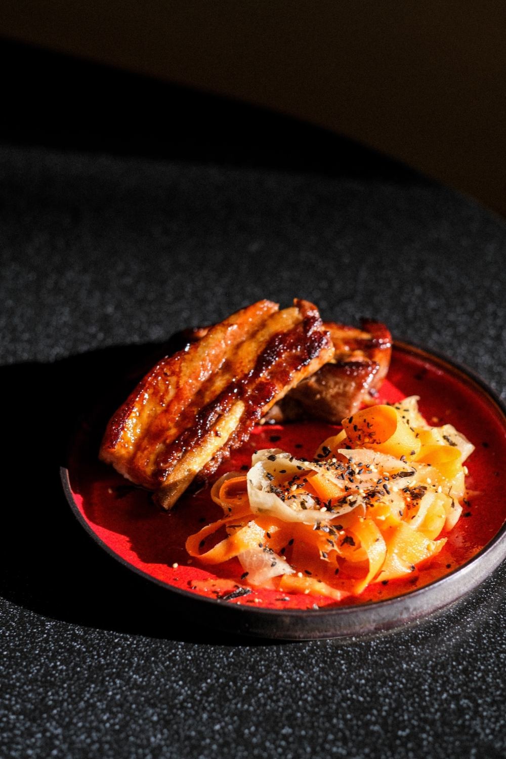 Teriyaki rebra sa mariniranim daikonom i šargarepom 1 Decembar u KISSA10 donosi novogodišnje raspoloženje, specijalne koktele, tom yam i grand matine