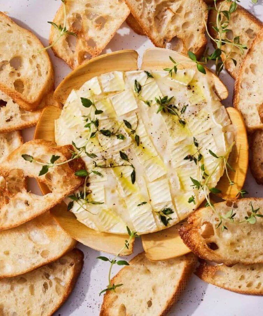 Šta spremiti za Novu godinu? Brzi i efektni praznični recepti jelo 5 camember min Šta spremiti za Novu godinu? Brzi i efektni praznični recepti