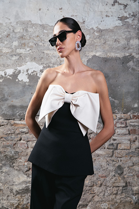 tiffany production 62829 crna top front Šta nosimo na praznične žurke? Ovi elegantni topovi su rešenje