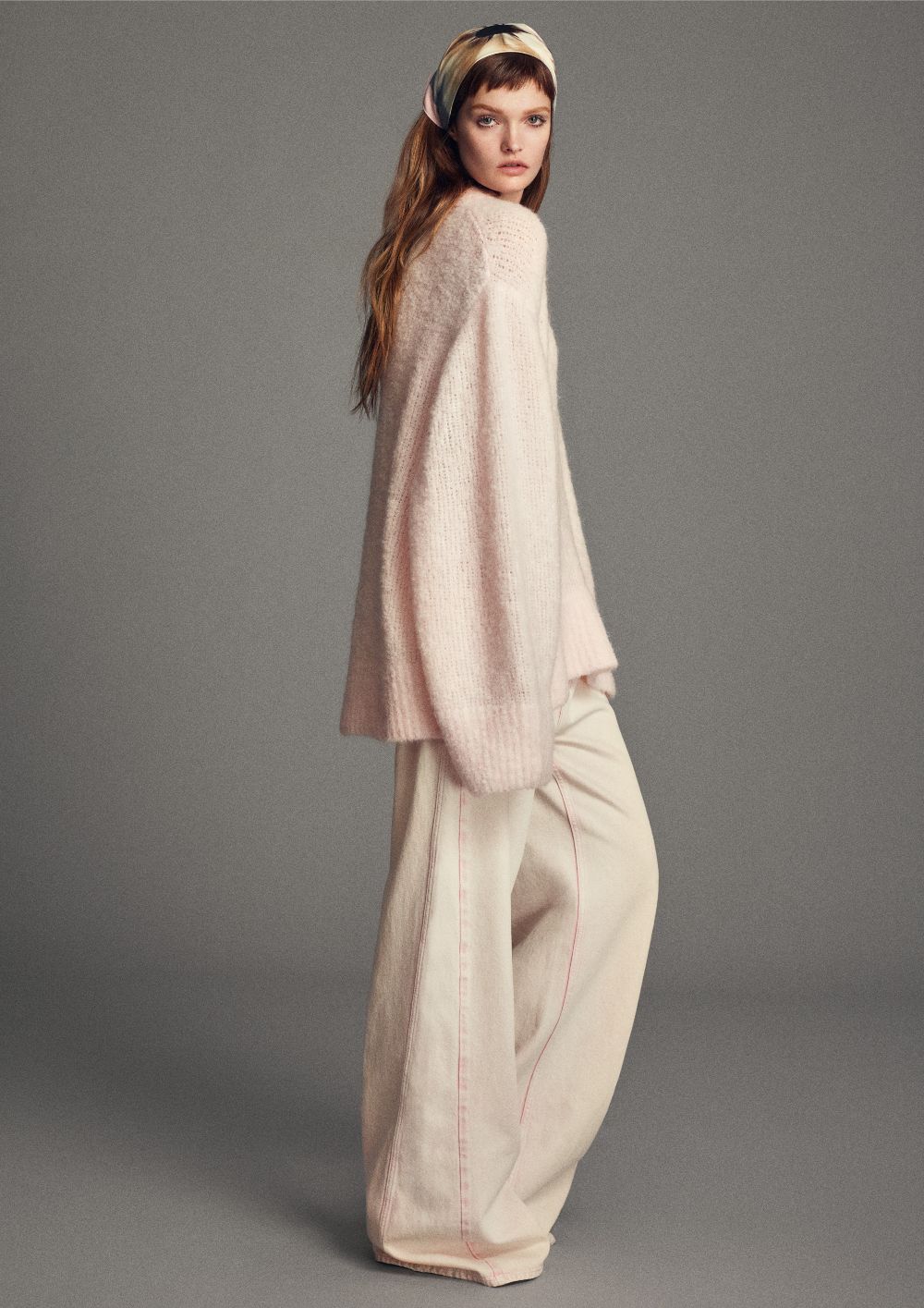 H&M Studio SS26 slavi individualnost i donosi smelu, ekscentričnu energiju 2063 STUDIO SS26 PR Portrait A4 CAMPAIGN sRGB 251215 300ppi 5 1 H&M Studio SS26 slavi individualnost i donosi smelu, ekscentričnu energiju