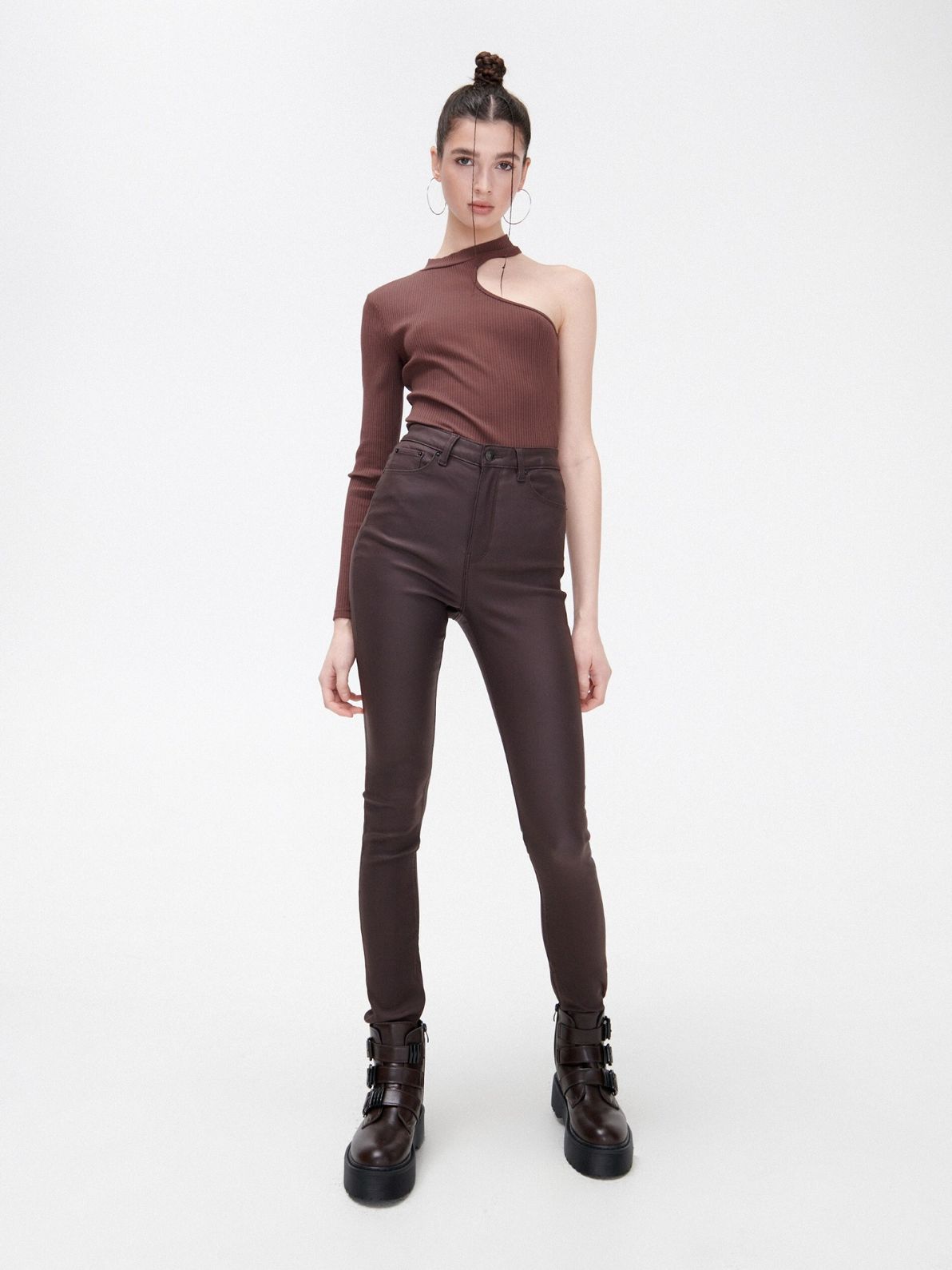 6851N 98J 001 1 569565 2 1 Braon farmerke su neočekivani zimski trend, a evo kako da ih stilizujete 