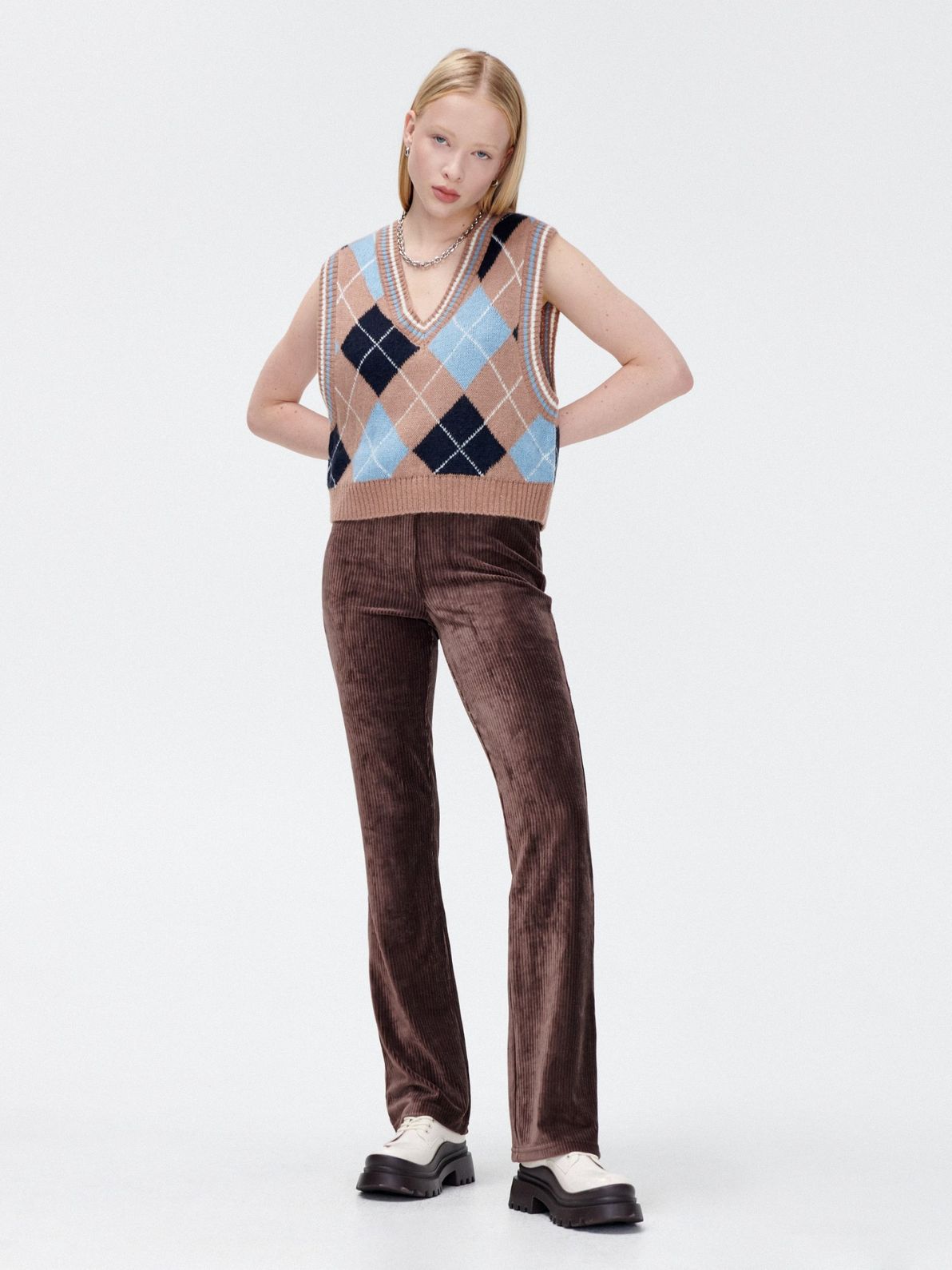 Somotske pantalone su se vratile, a ovo su najbolji načini za stilizovanje ove sezone 7021N 88X 001 1 550695 2 1 Somotske pantalone su se vratile, a ovo su najbolji načini za stilizovanje ove sezone