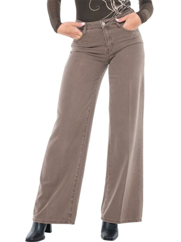 GW5RA96 WFD53 FN8J 1 Braon farmerke su neočekivani zimski trend, a evo kako da ih stilizujete 