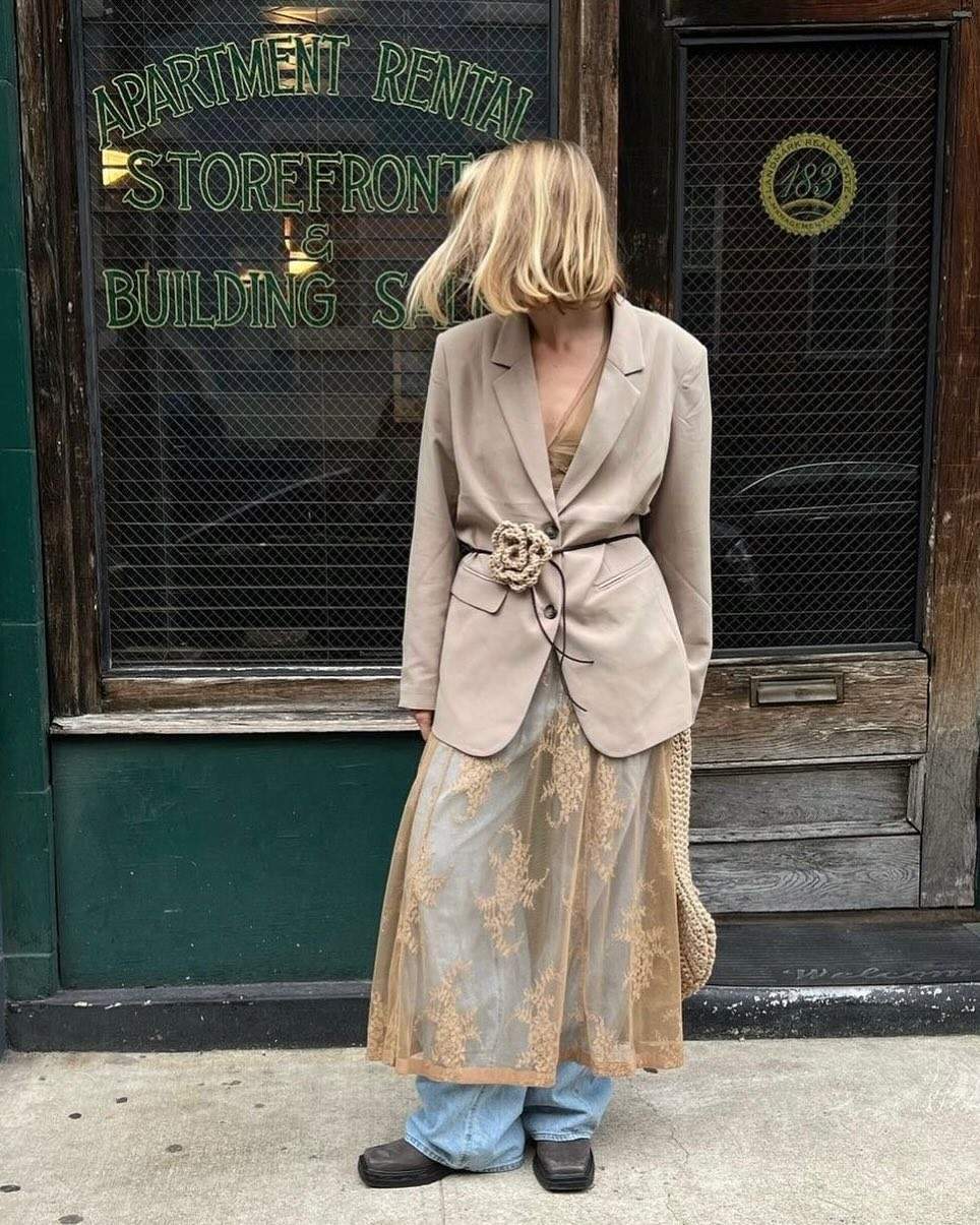 SnapInsta.to 491461116 18045921602376860 1252684105195711113 n 1 Slip haljina sa čipkom i farmerke je kombinacija koju vole IT devojke