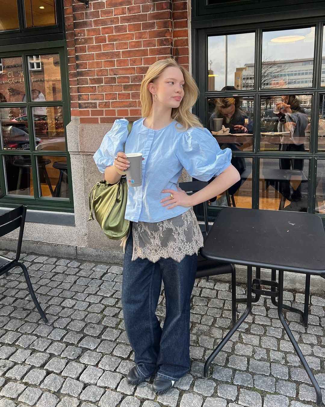 SnapInsta.to 491469012 18045921593376860 2413014345143310094 n 1 Slip haljina sa čipkom i farmerke je kombinacija koju vole IT devojke