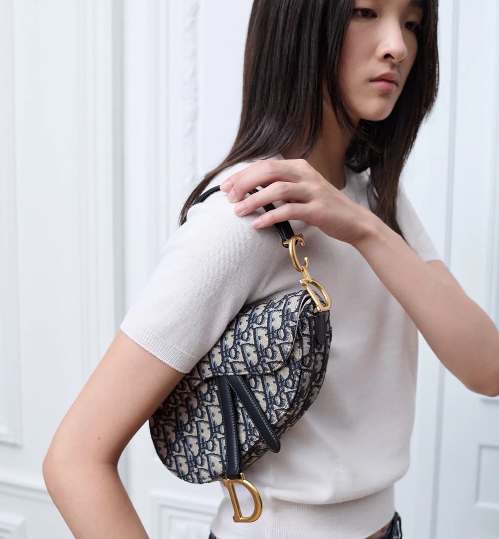 dior saddle bag 2026 min Jonathan Anderson piše novo Dior poglavlje: Sve što treba da znate o kolekciji, torbama i simbolici