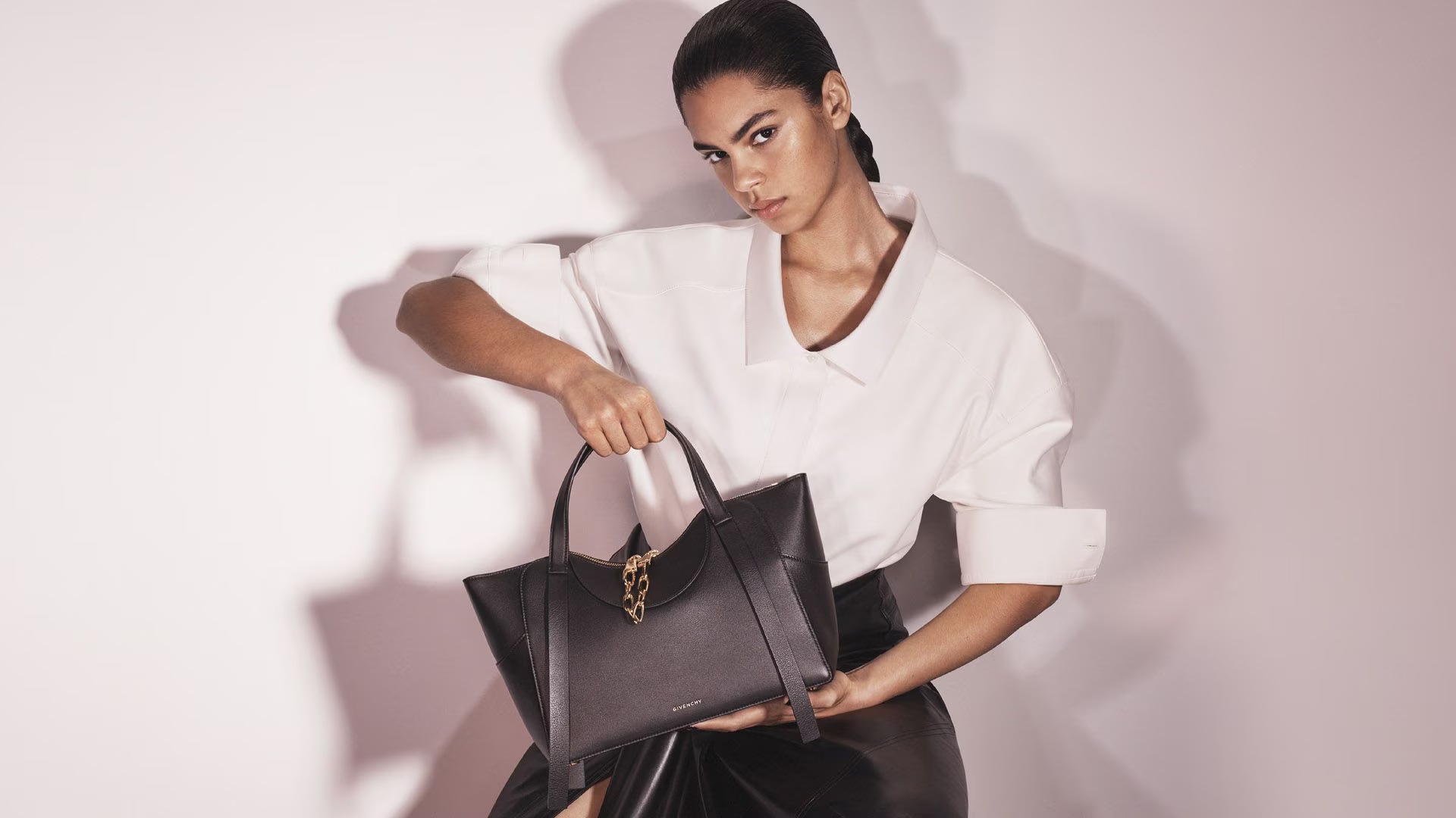 Givenchy ima novu it torbu: The Snatch je skulpturalna i moćna givenchy 2026 snatch bag campaign 16x9 05 data Givenchy ima novu it torbu: The Snatch je skulpturalna i moćna