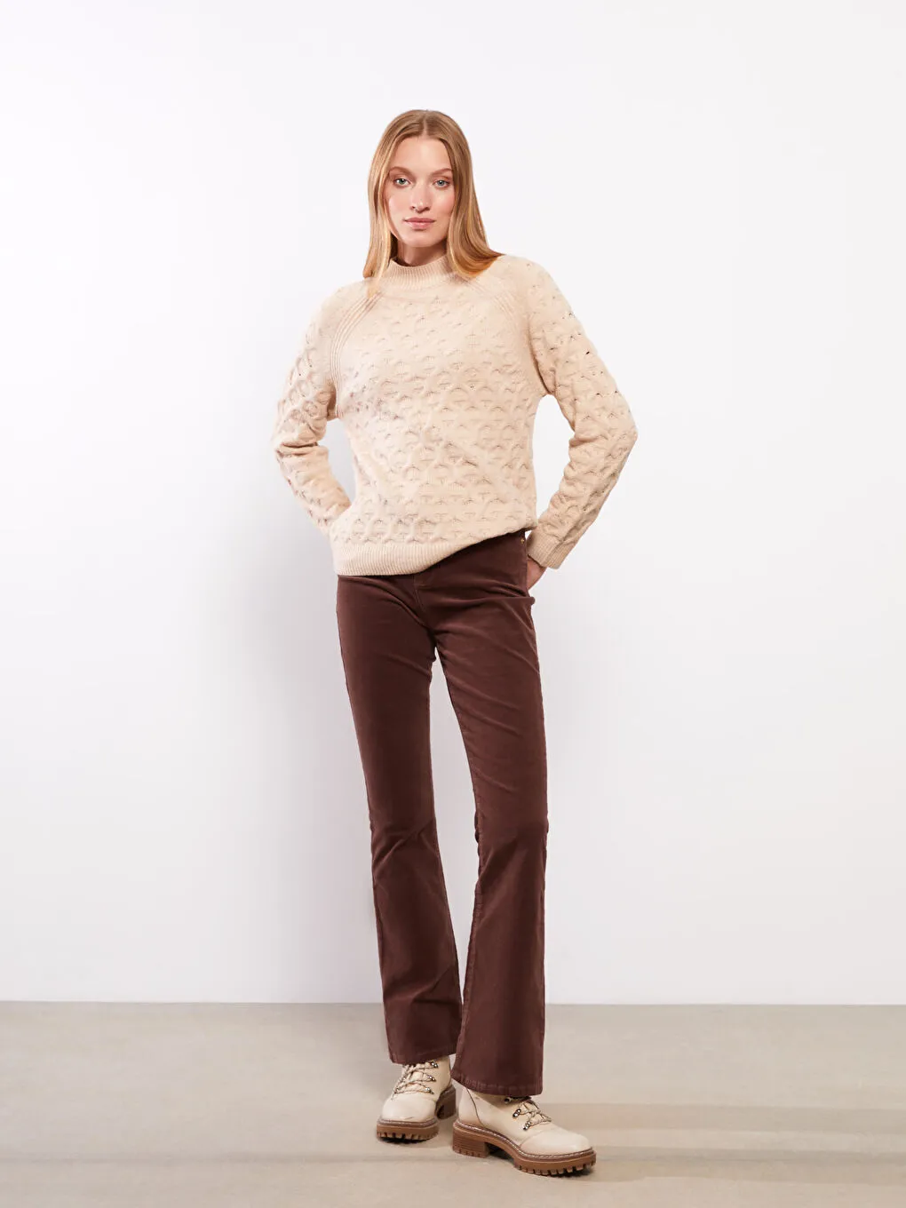 Somotske pantalone su se vratile, a ovo su najbolji načini za stilizovanje ove sezone Somotske pantalone su se vratile, a ovo su najbolji načini za stilizovanje ove sezone