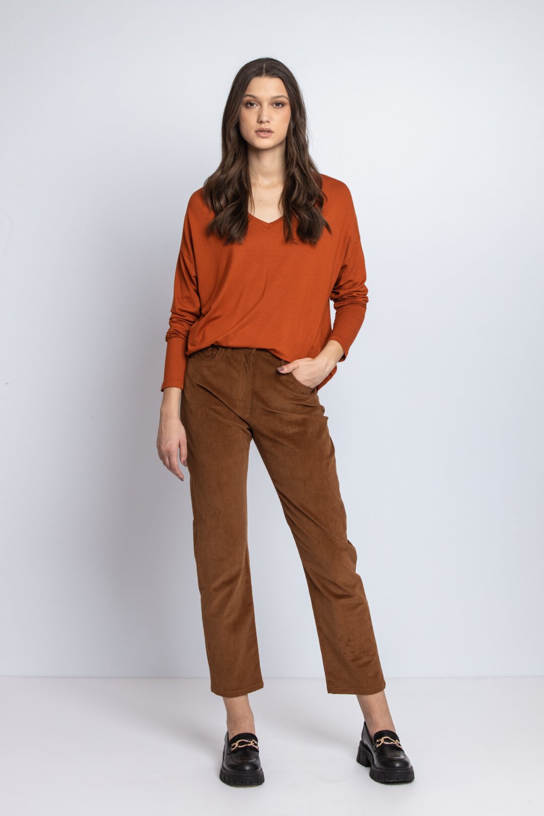 Somotske pantalone su se vratile, a ovo su najbolji načini za stilizovanje ove sezone outfit dan 4 3883 Somotske pantalone su se vratile, a ovo su najbolji načini za stilizovanje ove sezone