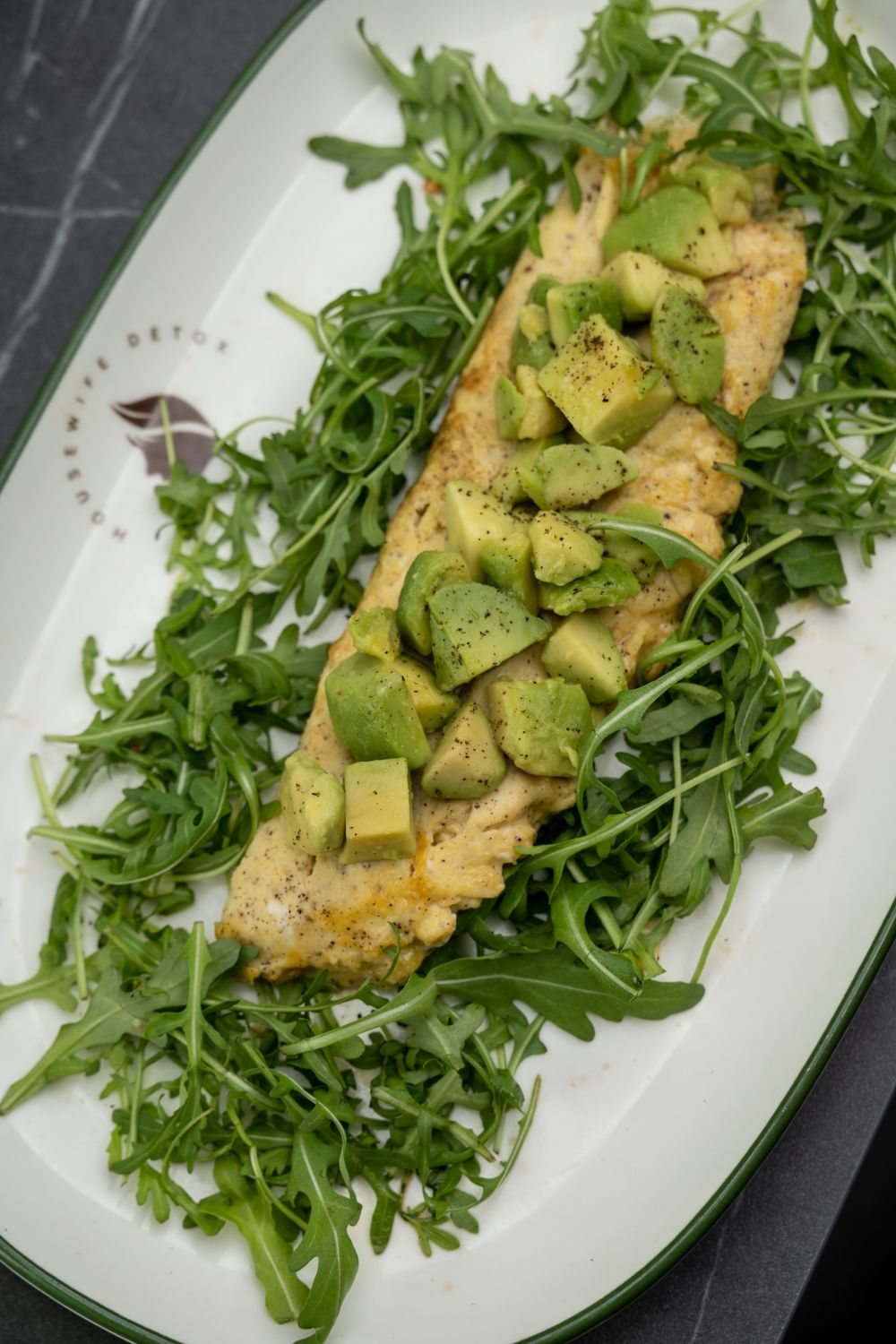 Kajgana od tri organska jaja na integralnom hlebu sa avokadom Deli by Housewife Detox: Novo poglavlje beogradskog healthy bistroa