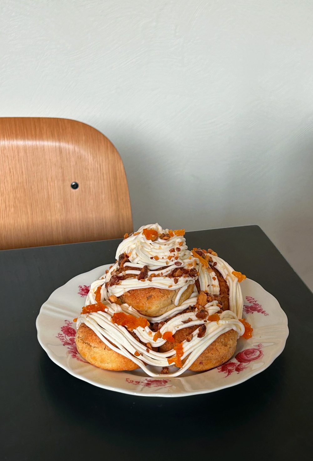 Krokenbus sa visnjom i belom cokoladom Ako planiraš romantičnu večeru, June Cafe ima meni dostupan samo dva dana