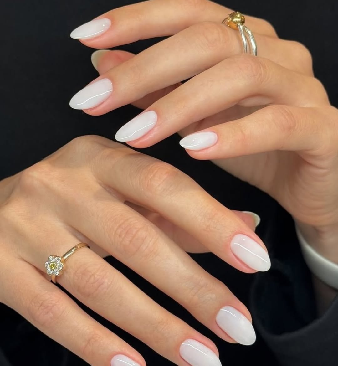 SnapInsta.to 602457538 18526743229067395 2146097102893733298 n Cloud Dancer je novi “clean” manikir za 2026. (i već je svuda)