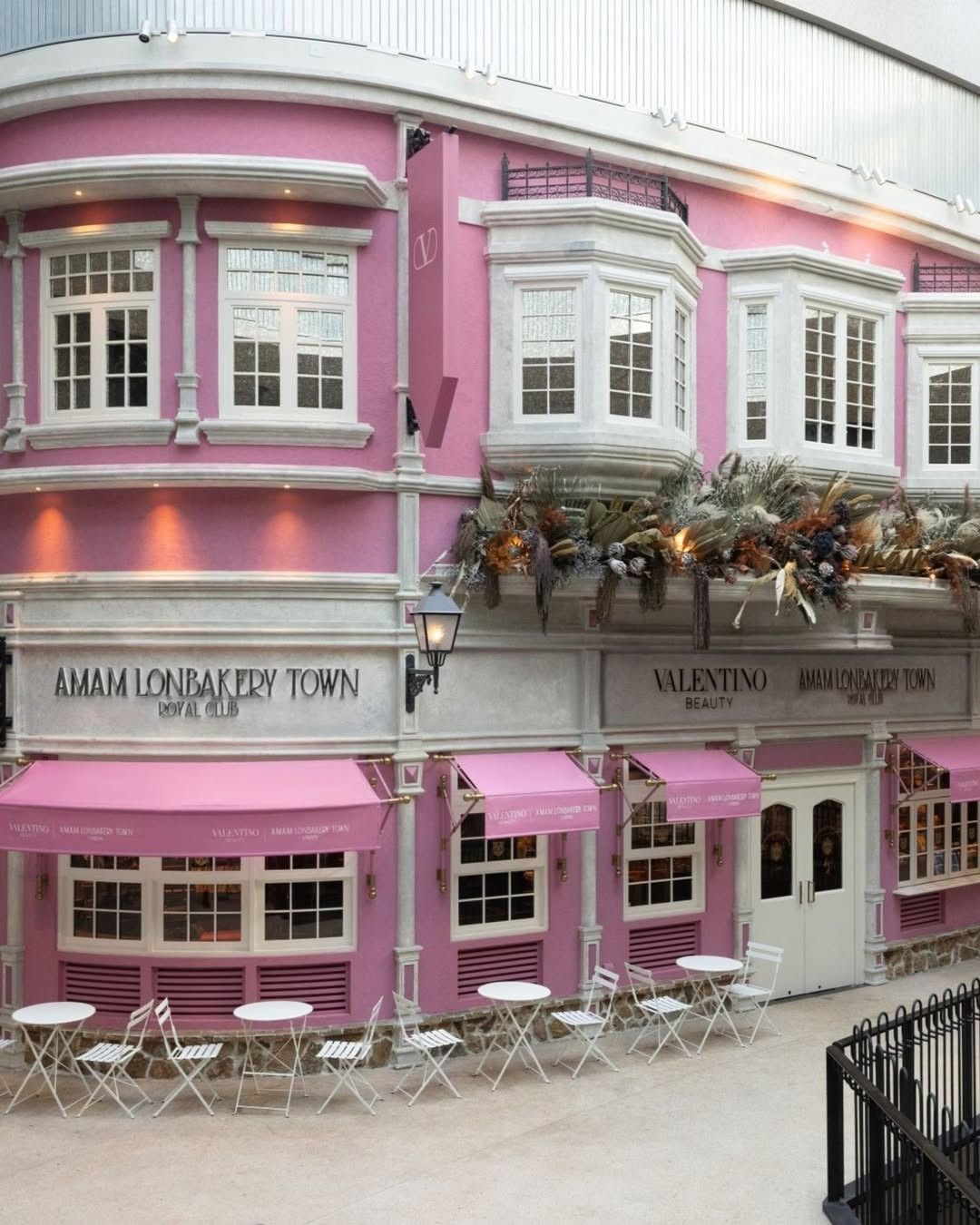Valentino Beauty brought haute couture fantasy into real life with a pink Fantasy House pop up i 2 Valentino je napravio kuću iz snova   i možeš da uđeš u nju