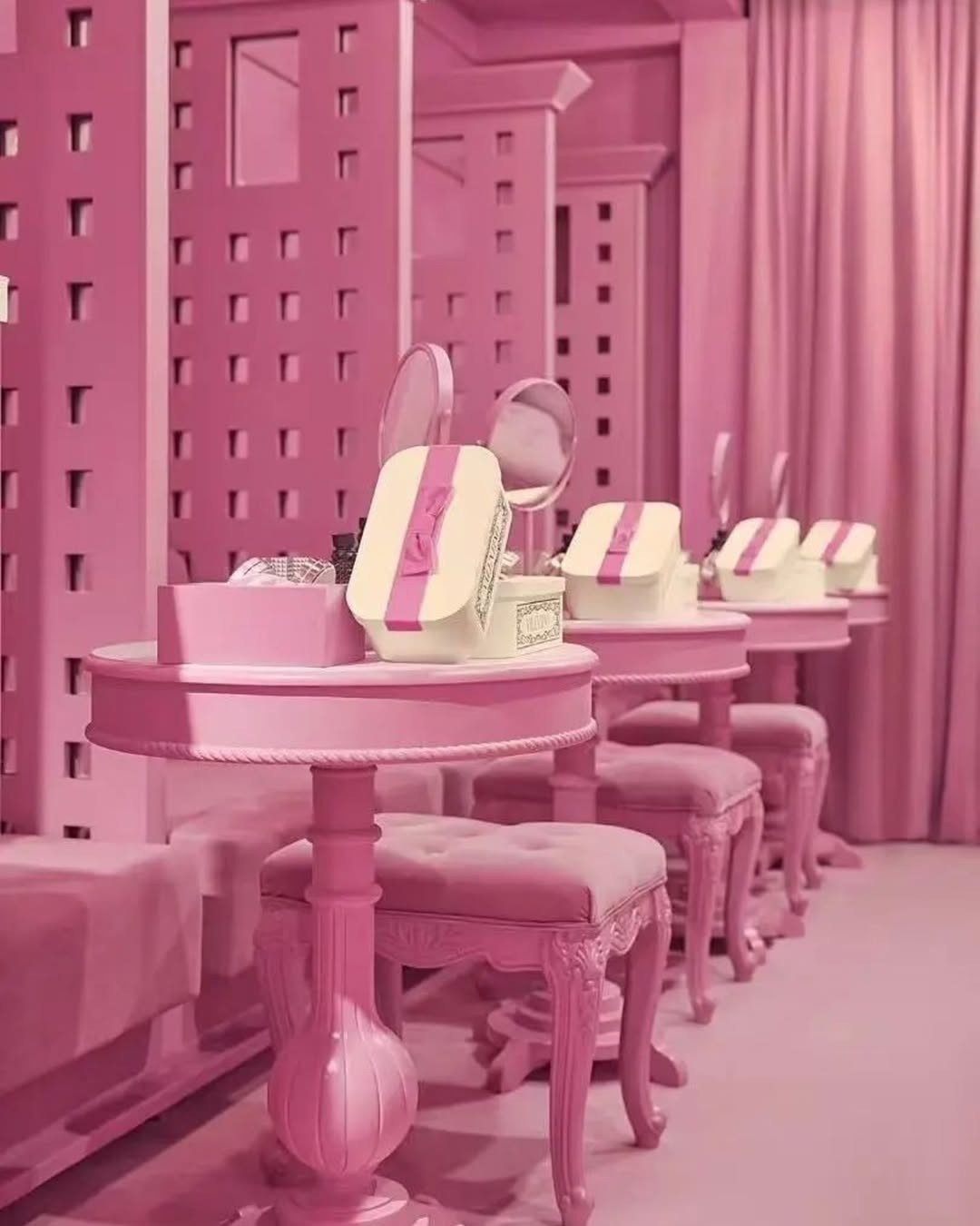 Valentino Beauty brought haute couture fantasy into real life with a pink Fantasy House pop up i 3 Valentino je napravio kuću iz snova   i možeš da uđeš u nju