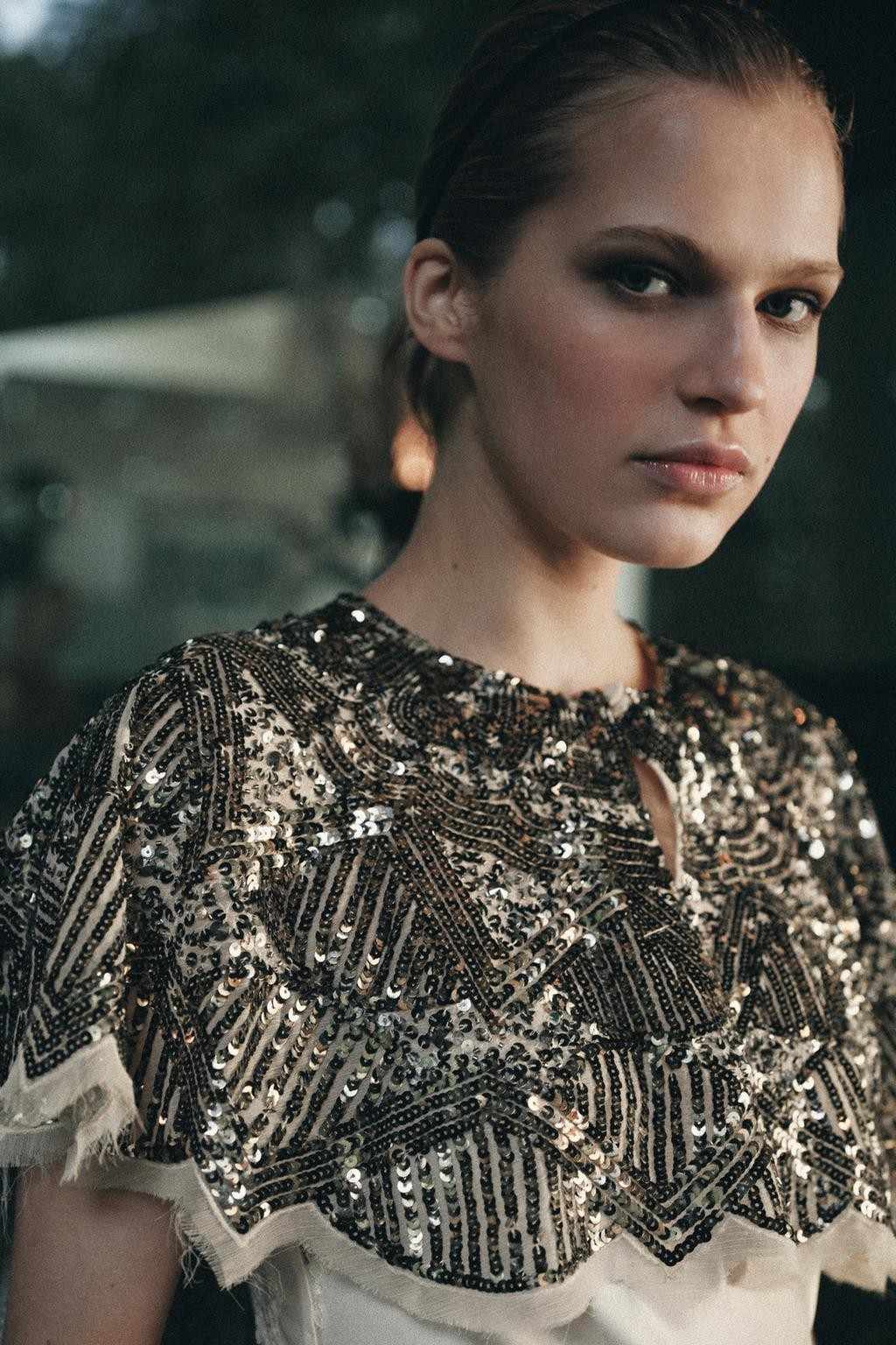 05358104741 p 1 Pelerina se vraća: Vodič za stilizovanje najdramatičnijeg komada sezone