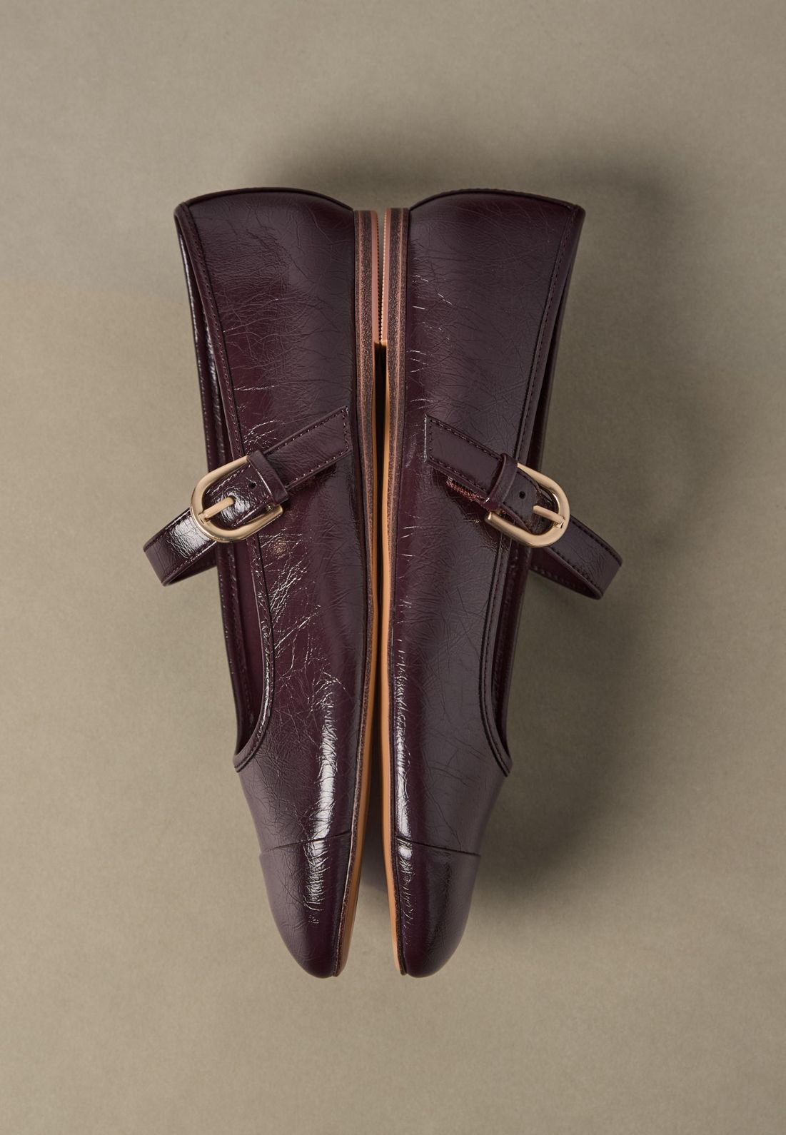 Bordo baletanke ćemo viđati svuda ove sezone, a evo kako da ih nosite 19107770025 a15 1 Bordo baletanke ćemo viđati svuda ove sezone, a evo kako da ih nosite