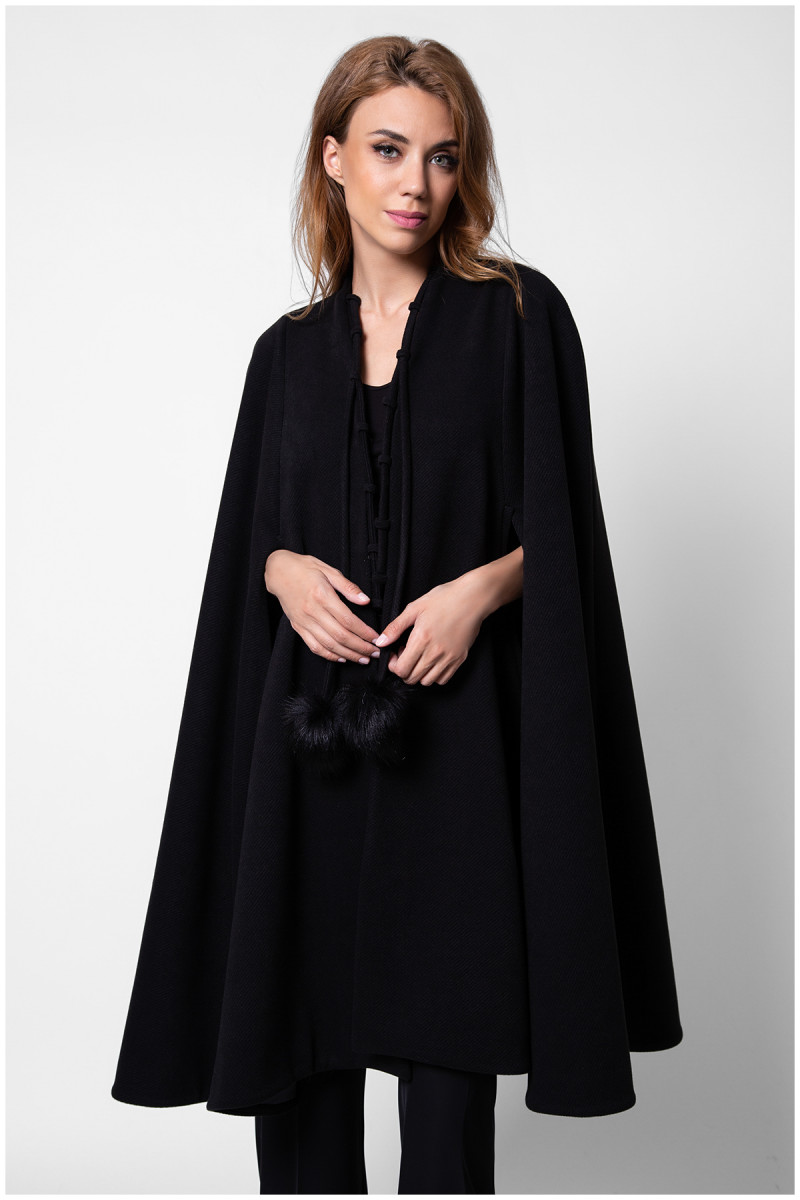 9869992 800 1200px Pelerina se vraća: Vodič za stilizovanje najdramatičnijeg komada sezone