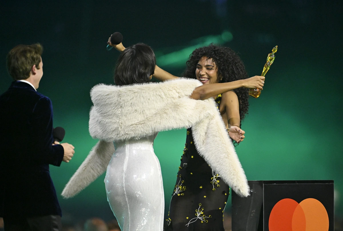  BRIT Awards 2026: Nastupi, pobednici i “rising” imena koja Srbija već strimuje