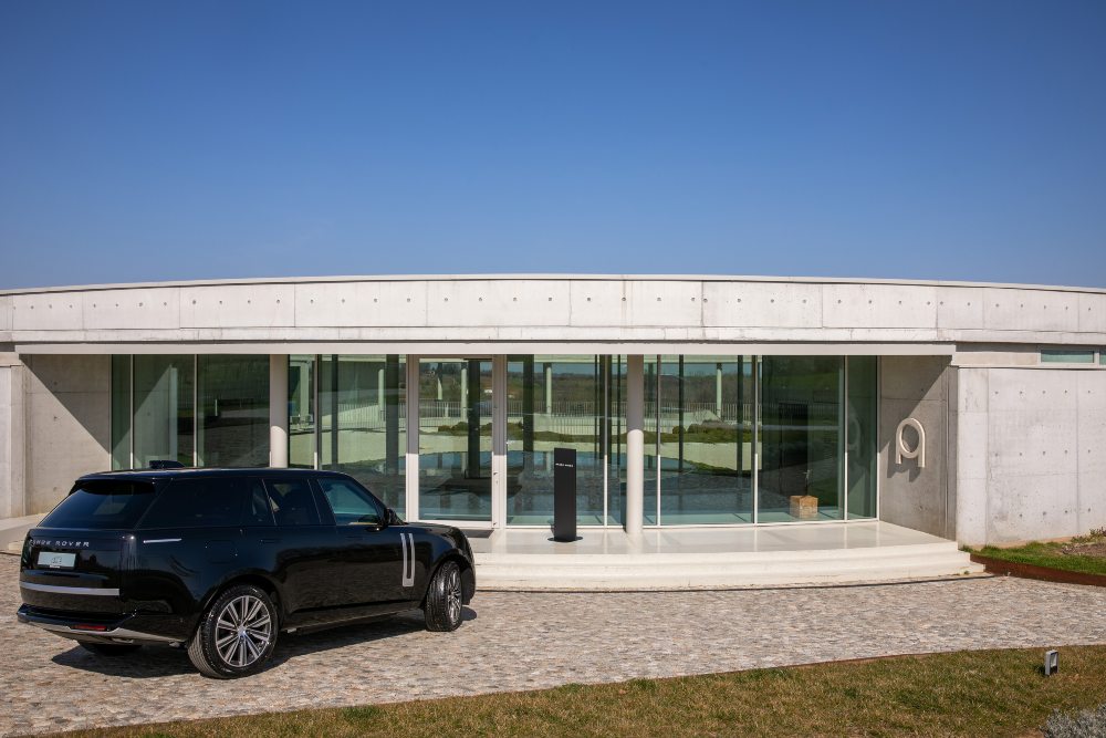 Range Rover Ekata Estatea 3 Range Rover u Ekata Estate: Moderni luksuz u srcu Šumadije