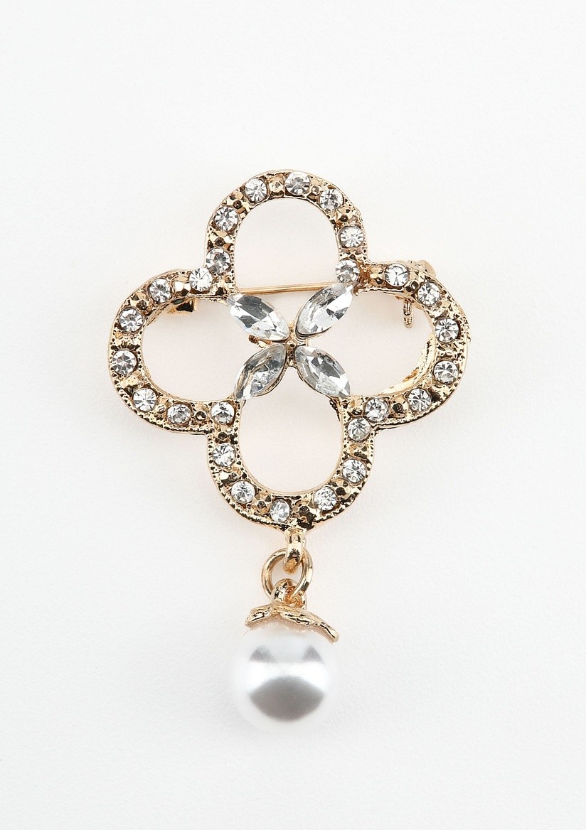 Ponovo se nose broševi, a evo kako ih stilizujemo csm 42570136 o8 4e51258e5c 1 Ponovo se nose broševi, a evo kako ih stilizujemo