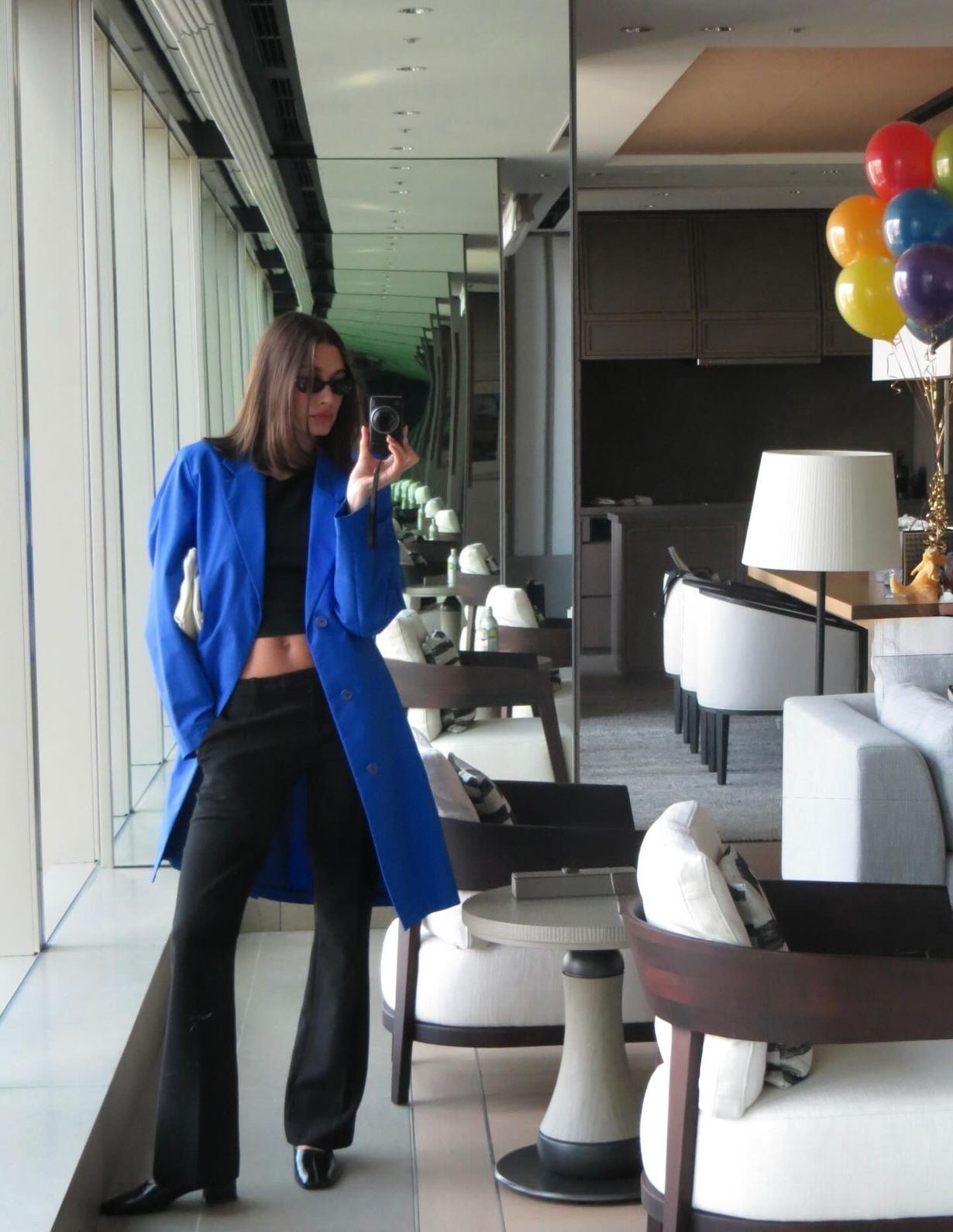 haileybieber 1772491002 3844255579351742871 7141291 1 Ovih 5 autfita Hailey Bieber za prelazni period vredi sačuvati kao inspiraciju