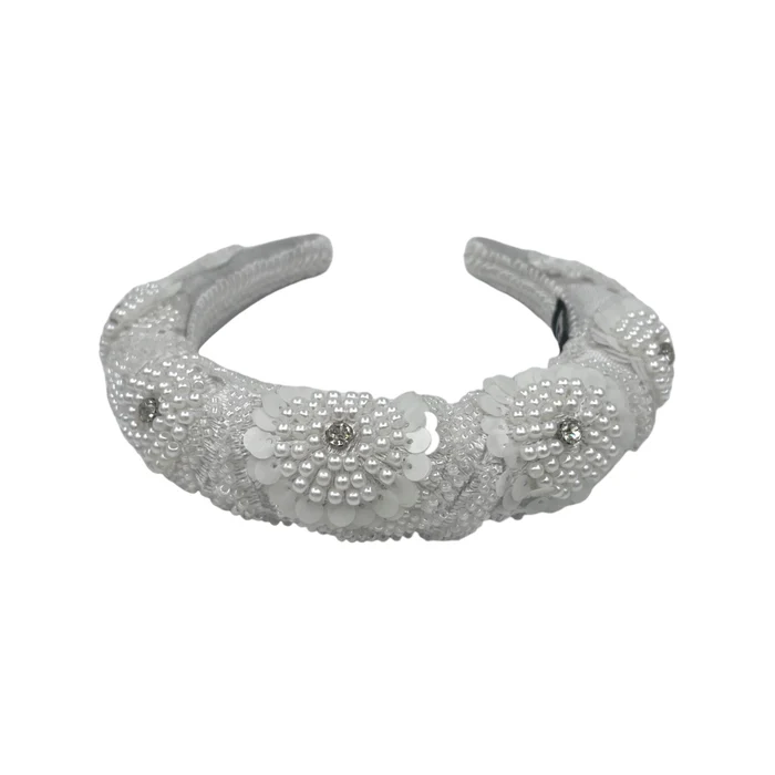 Tijara uz farmerke? Trend princeza nakita je odgovor na “dosadan” minimalizam Tijara uz farmerke? Trend princeza nakita je odgovor na “dosadan” minimalizam