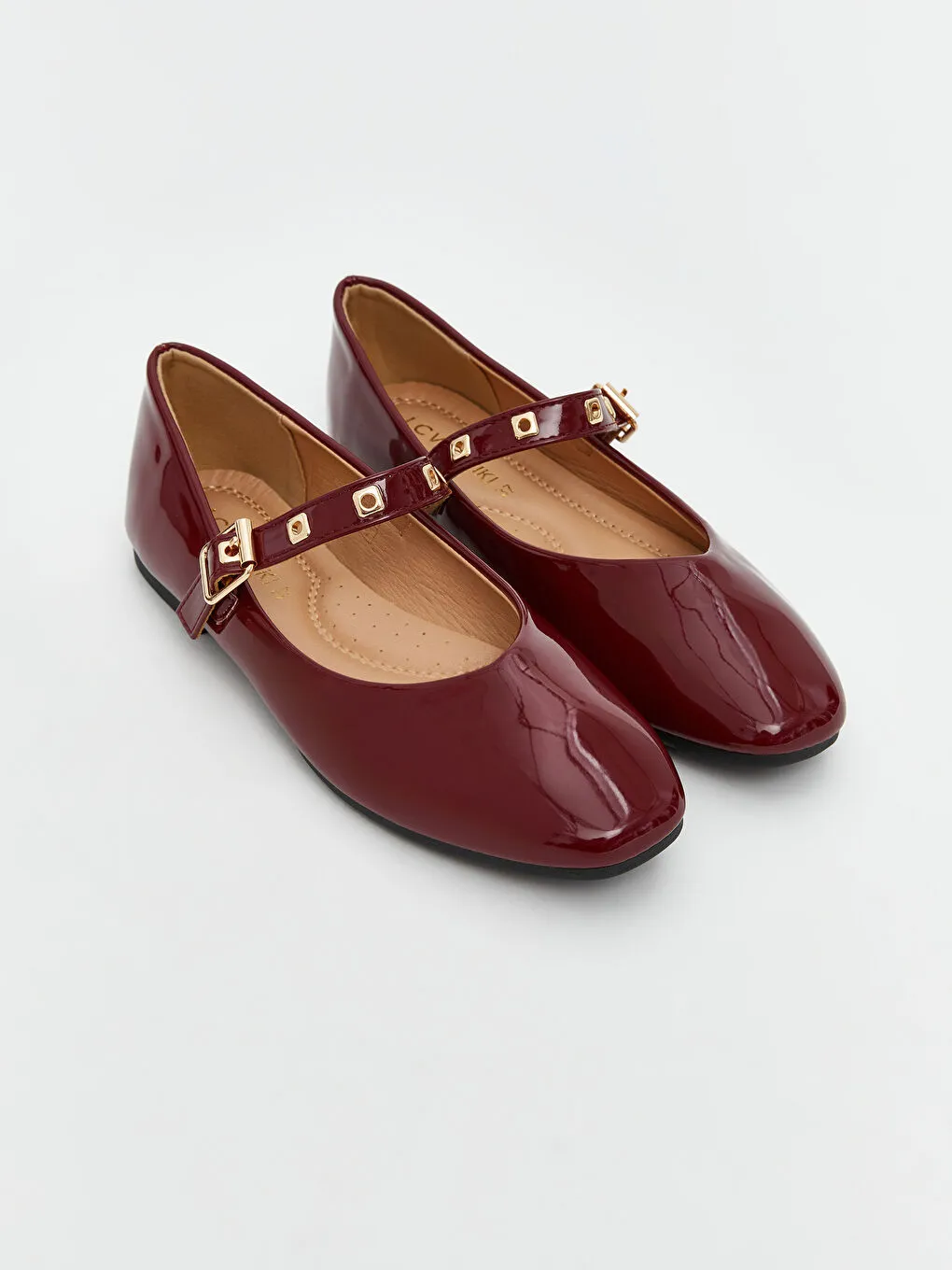 Bordo baletanke ćemo viđati svuda ove sezone, a evo kako da ih nosite Bordo baletanke ćemo viđati svuda ove sezone, a evo kako da ih nosite