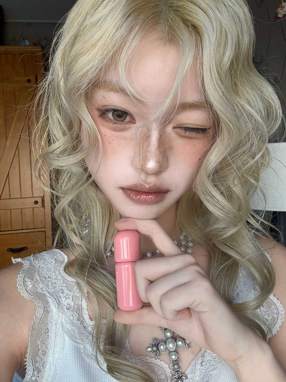 ryuzzin 1772272615 3842422368232912512 5708580465 1 Zaboravi oštre konture: Korejski makeup trendovi vraćaju soft estetiku