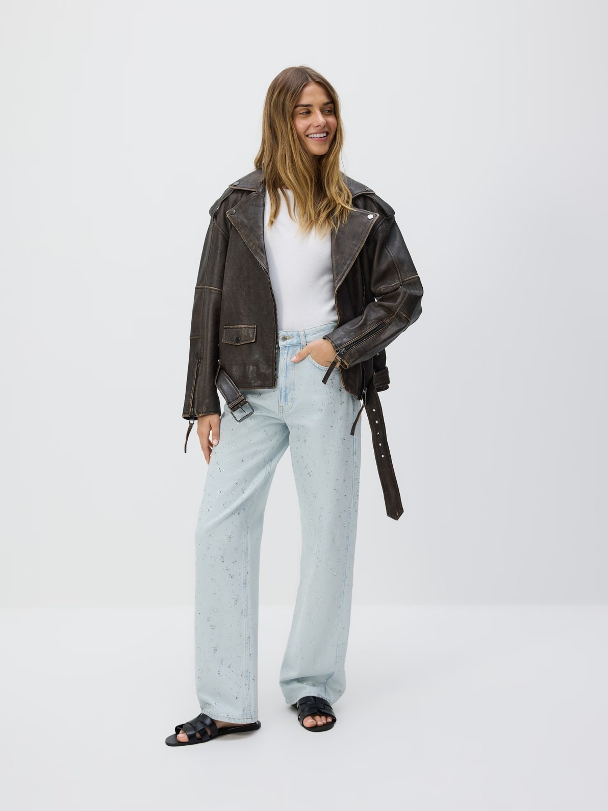 Farmerke inspirisane devedesetim se vraćaju: Ukrašeni denim kao letnji statement 590CY 05J 002 1 1010854 1 1 Farmerke inspirisane devedesetim se vraćaju: Ukrašeni denim kao letnji statement