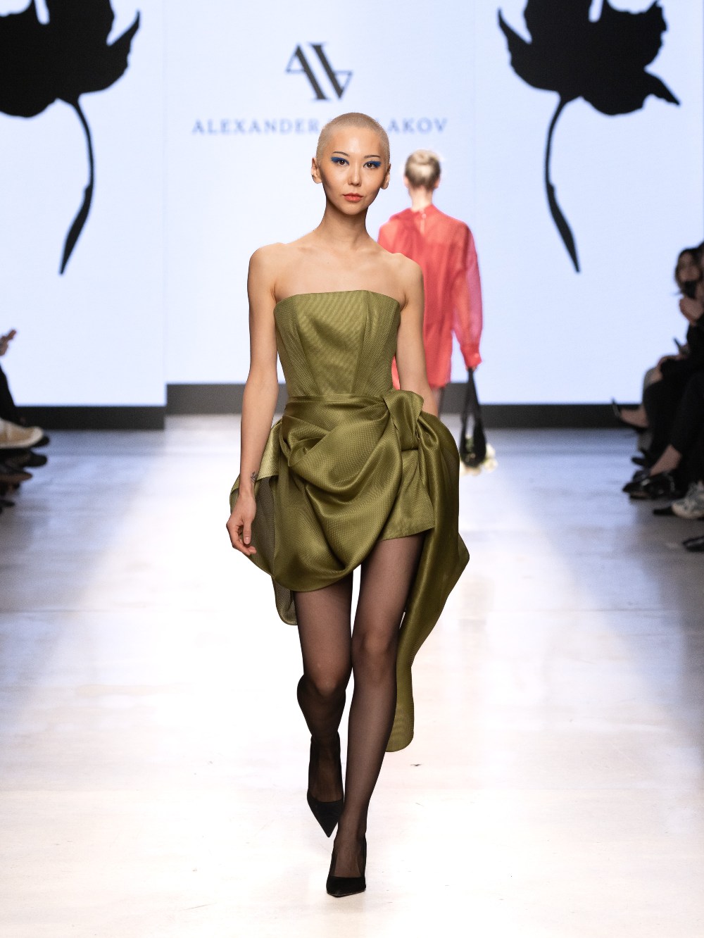 Moscow Fashion Week dan 5 i 6 14 Moscow Fashion Week zatvara sezonu u znaku futurizma, folklora i snažnih modnih kontrasta