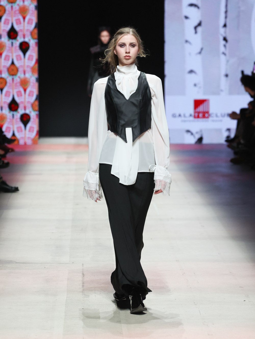 Moscow Fashion Week dan 5 i 6 16 Moscow Fashion Week zatvara sezonu u znaku futurizma, folklora i snažnih modnih kontrasta