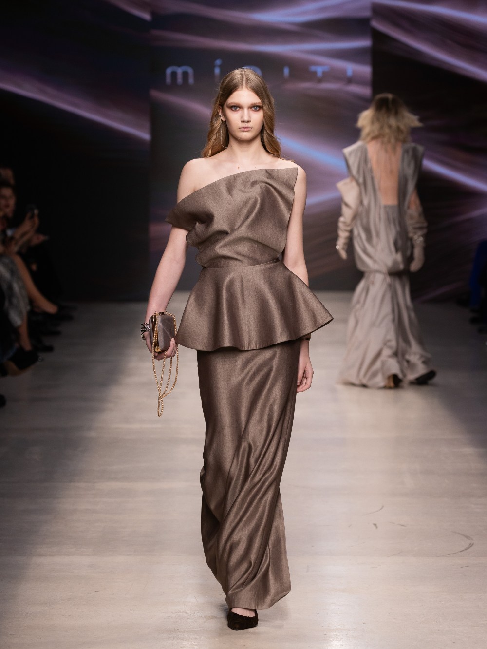 Moscow Fashion Week dan 5 i 6 2 Moscow Fashion Week zatvara sezonu u znaku futurizma, folklora i snažnih modnih kontrasta