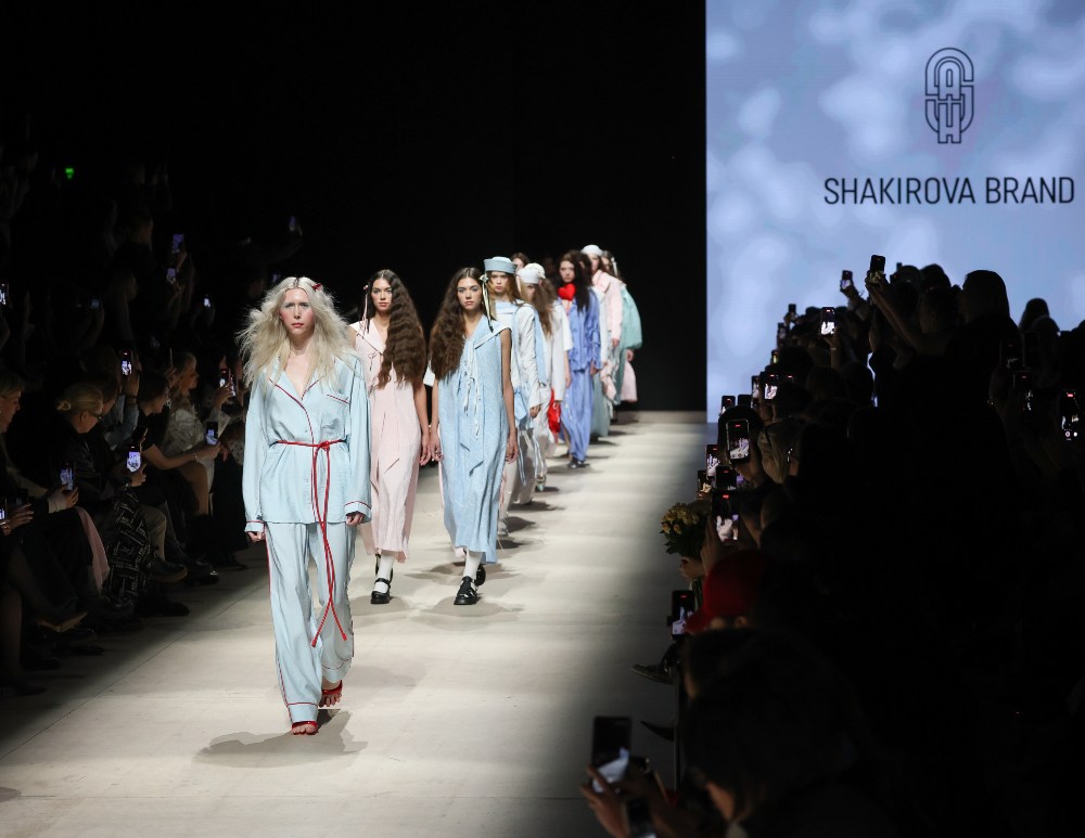 Moscow Fashion Week dan 5 i 6 4 Moscow Fashion Week zatvara sezonu u znaku futurizma, folklora i snažnih modnih kontrasta