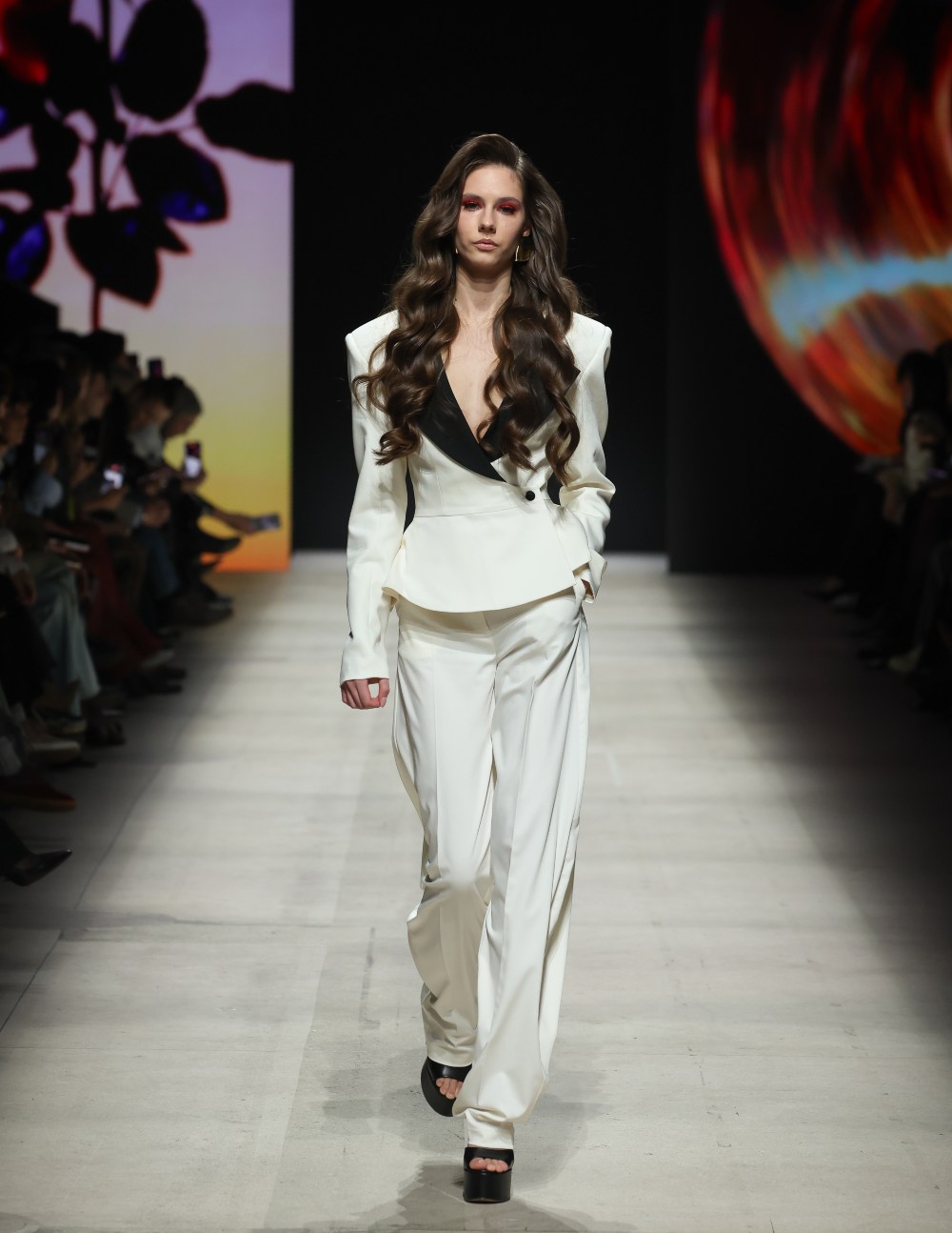 Moscow Fashion Week dan 5 i 6 6 Moscow Fashion Week zatvara sezonu u znaku futurizma, folklora i snažnih modnih kontrasta