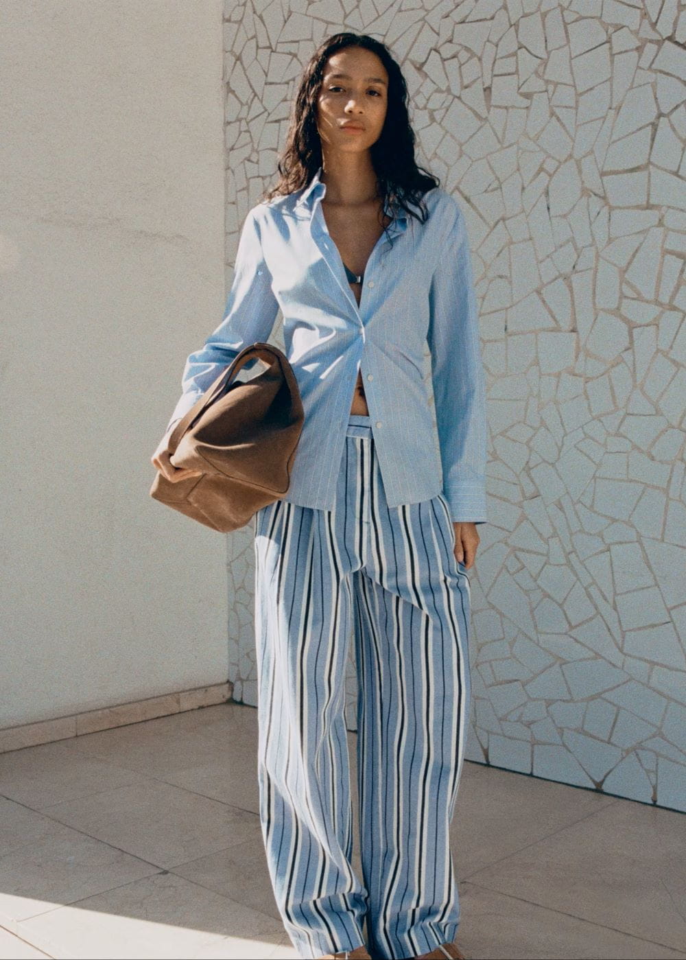 Mango edit za leto: Od heklane haljine do kožnih sandala mango plave prugaste pantalone Mango edit za leto: Od heklane haljine do kožnih sandala