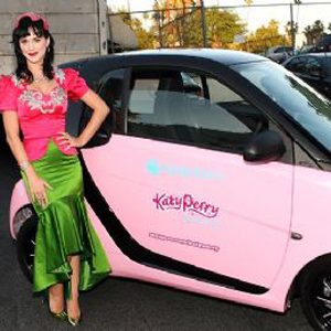 200km/h: Katy Perry vozi Smart pink boje