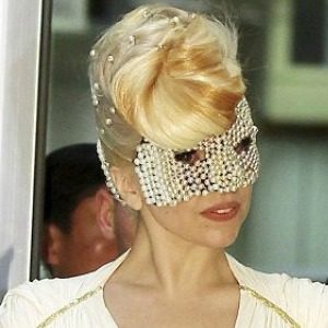 Modni zalogaji: Lady Gaga u haljini Versace i gola Alessandra Ambrosio