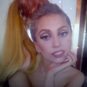 Trach Up: Lady Gaga gola na fotelji