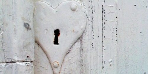 Ljubav izlazi na bela vrata