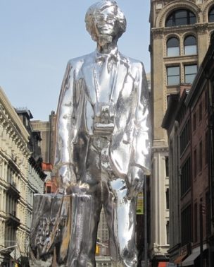 Srebrna statua Andy Warhol-a
