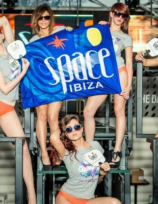 Fluid devojke spremaju seksi nastup na Space Ibiza žurci