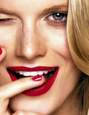 Kada šminka ne sarađuje: Karmin na zubima i ostale neprijatnosti