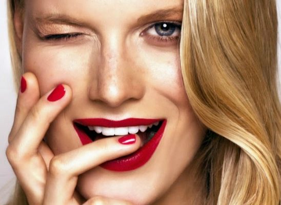 Kada šminka ne sarađuje: Karmin na zubima i ostale neprijatnosti