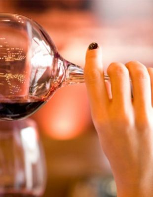 Razlika između žene koja pije crveno i žene koja pije belo vino