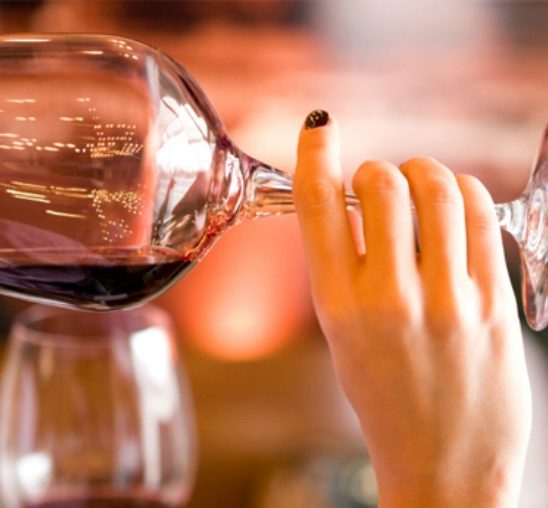 Razlika između žene koja pije crveno i žene koja pije belo vino